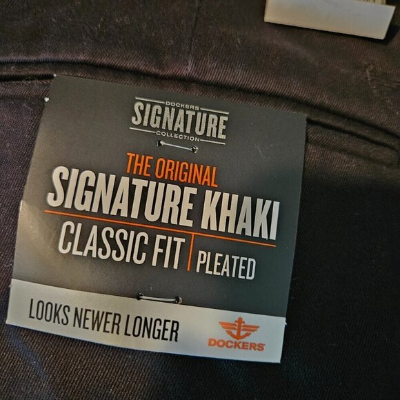 Dockers Signature Khaki Classic Fit Pleated Front Pant - Picture 6 of 8